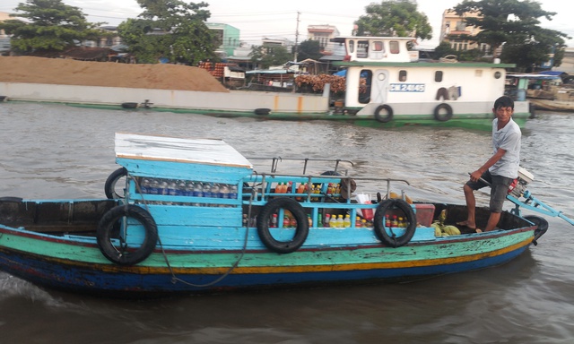 Tiếp đó, ghe chuyên cung cấp đủ loại nước uống cũng ghé mạn thuyền khách để chào hàng.