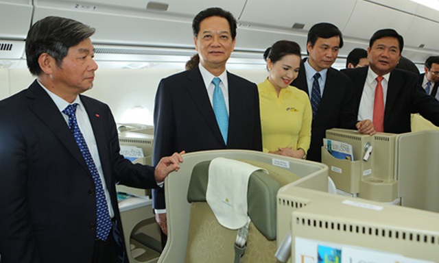 Thủ tướng Nguyễn Tấn Dũng tham quan nội thất chiếc máy bay hiện đại nhất của VNA, A350 vừa mới mua bổ sung vào đội bay của VNA