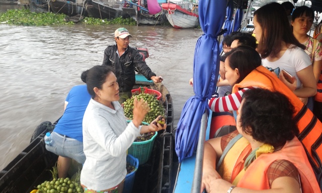 Du khách được thử thoải mái trước khi mua hàng. Phần lớn hoa quả đều là loại tươi ngon của miền Tây.