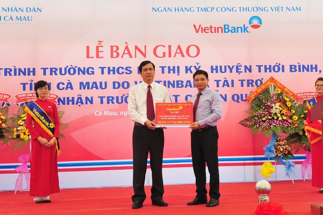 Chủ tịch HĐQT VietinBank Nguyễn Văn Thắng trao tài trợ 13 tỷ 850 đồng cho đại diện tỉnh Cà Mau