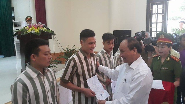 Phó Thủ tướng Chính phủ Nguyễn Xuân Phúc trao quyết định đặc xá cho những người từng một thời lầm lỡ