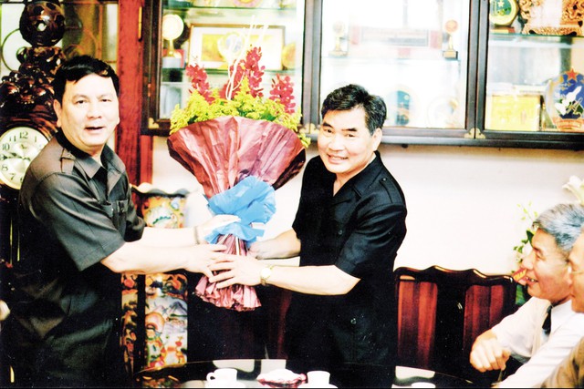 Đồng đội chúc mừng Trung tướng Phạm Xuân Thệ (bìa phải) đón nhận danh hiệu Anh hùng Lực lượng vũ trang nhân dân năm 2011.