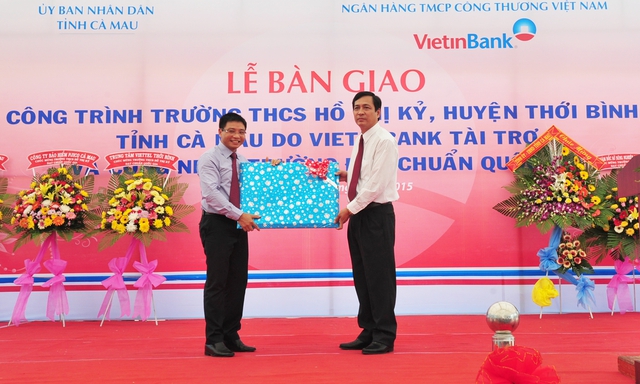 Đại diện Lãnh đạo tỉnh Cà Mau trao quà lưu niệm cho VietinBank