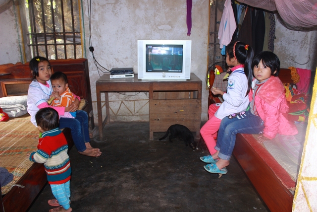 Những đứa trẻ con chị Nguyễn Thị Thứ ở Quỳnh Lập, Hoàng Mai tự trông nhau khi bố mẹ đi vắng. Ảnh: Hồ Hà