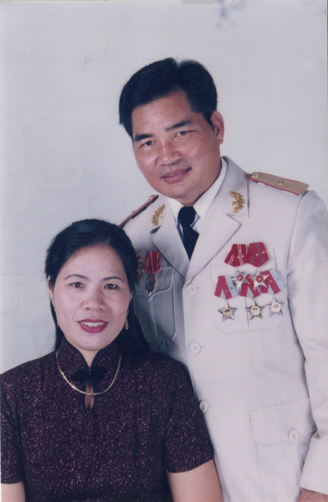 Trung tướng  
Phạm Xuân Thệ và vợ
(ảnh tư liệu do gia đình cung cấp).