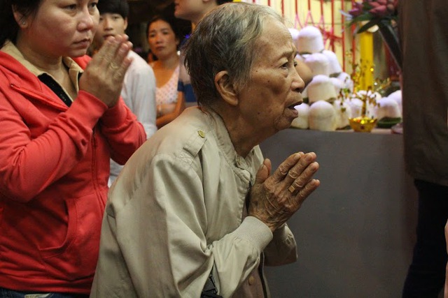 Dù đã gần 2h sáng nhưng nhiều cụ bà vẫn đến chùa để cầu nguyện