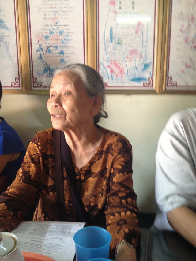 Cụ Ngô Thị Dương (80 tuổi, trú tại nhà số 10, tổ 28, phường Láng Thượng, Đống Đa, Hà Nội) đại diện cho các cụ cao niên ở đây cho rằng việc thành lập Tiểu ban lâm thời Quản lý di tích Chùa Nền là không cần thiết, có sự chồng chéo