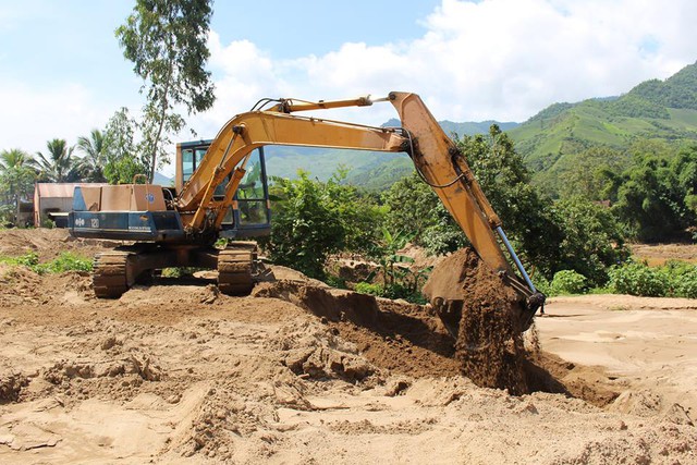 Dù đã có văn bản cấm nhưng nạn khai thác cát không phép vẫn mặc nhiên hoạt động.