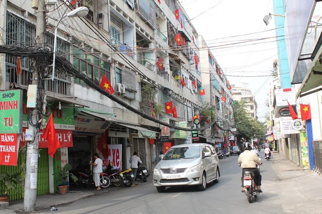 Khác với những ngày thường, đầu xuân năm mới chung cư Miếu Nổi trên đường Vũ Huy Tấn (Q. Bình Thạnh) khoác lên mình những màu sắc đỏ tươi thắm của Quốc kỳ Việt Nam.