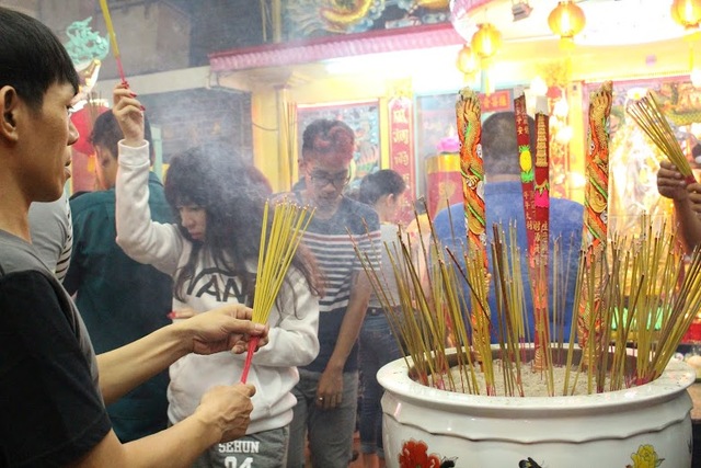 Nhang khói nghi ngút ở khu vực sảnh trước miếu Ngũ Hành tại góc đường Nguyễn Du - Trương Định, Q.1