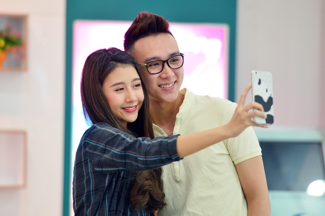 20 tuổi, Quỳnh Anh Shyn cũng như nhiều bạn trẻ khác rất thích selfie để lưu lại những khoảnh khắc nhí nhảnh, ngộ nghĩnh của mình. Đó là lý do hot girl này chụp ảnh selfie ở khắp mọi nơi. Mỗi bức hình selfie đăng tải lên trang mạng cá nhân của cô đều nhận được hàng chục nghìn lượt thích và bình luận của giới trẻ.