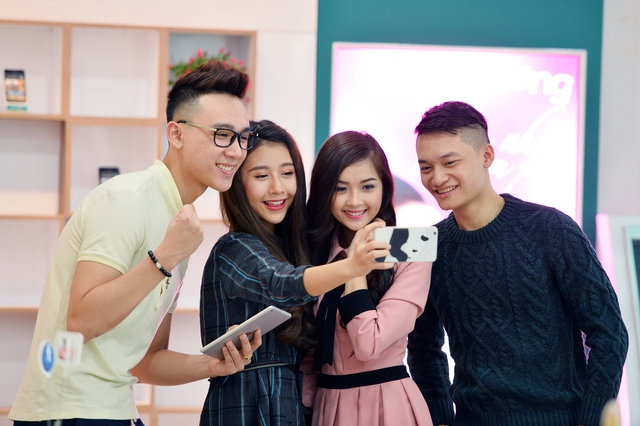 Hiện tại, Quỳnh Anh Shyn đã trở thành sinh viên đại học đồng thời còn tích cực tham gia các hoạt động xã hội, vì vậy, việc truy cập mạng Internet thông qua dịch vụ 3G là điều không thể thiếu mỗi ngày.