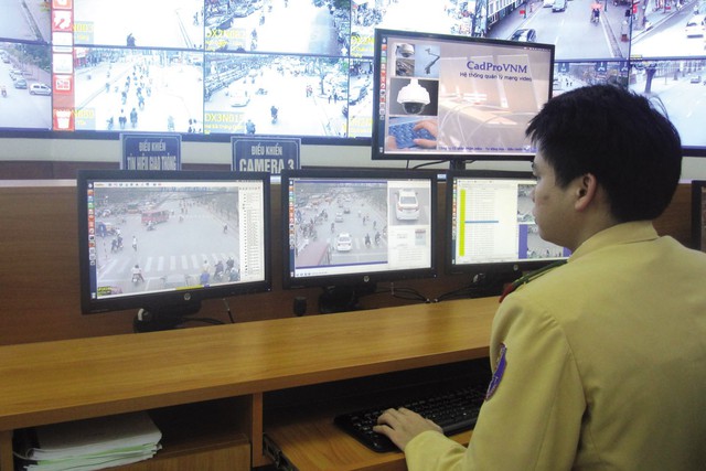 CSGT Hà Nội đang giám sát vi phạm của phương tiện qua hệ thống camera 					Ảnh: Công Tâm