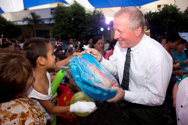 Ông Christopher Perille, Phó Chủ tịch phụ trách Đối ngoại, Mead Johnson Nutrition trao quà cho các bệnh nhi