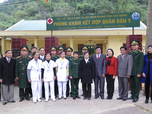 Bộ trưởng Bộ Y tế Nguyễn Thị Kim Tiến chụp ảnh lưu niệm với trạm quân dân y Trường Hà - huyện Hà Quảng- Cao Bằng.