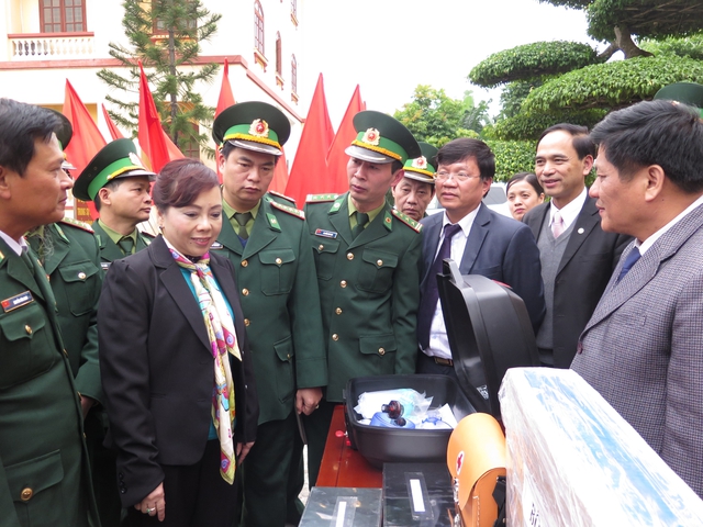 Bộ trưởng Bộ Y tế trao đổi với các chiến sỹ Biên phòng Cao Bằng.- ảnh: Phượng Hoàng 