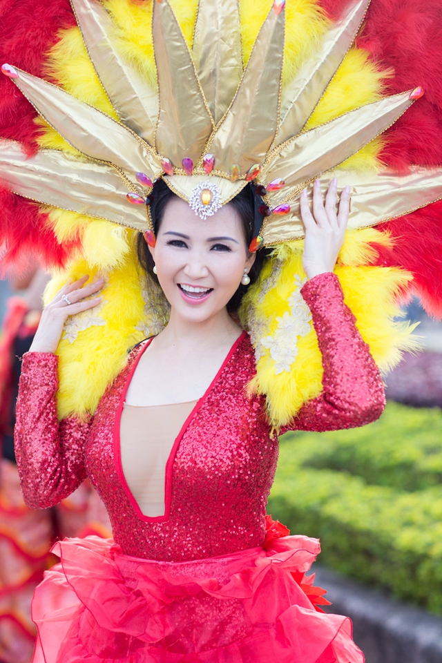 Hoa hậu Quý bà châu Á tại Mỹ Sonya Sương Đặng rạng rỡ trong trang phục mang màu sắc của lễ hội đường phố