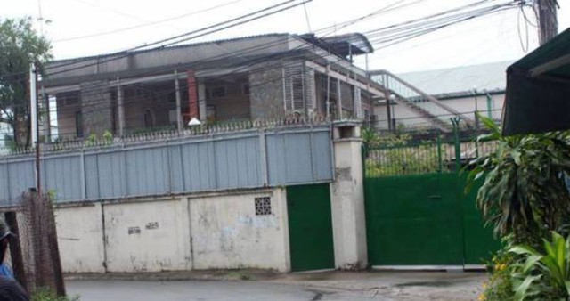 Căn nhà số 110/1 đường Tô Hiệu, quận Tân Phú là một bí ẩn lớn cho bất cứ ai muốn tiếp cận. Ngay cà hàng xóm của bà Huệ Lam cũng không biết lúc nào bà có mặt ở nhà