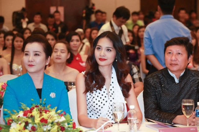 Bà Võ Thị Xuân Trang (bên trái) làm trưởng ban giám khảo
