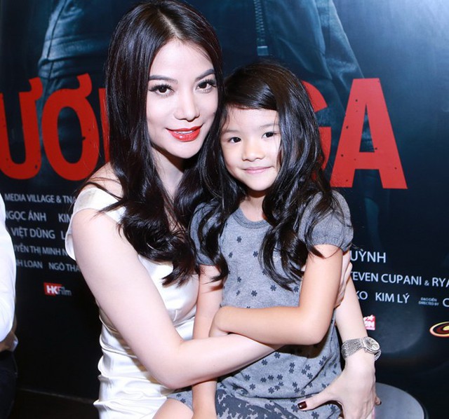 Trương Ngọc Ánh đưa con gái 6 tuổi đi quảng bá bộ phim Hương Ga và giao lưu cùng người hâm mộ tại cụm rạp Nguyễn Du, TP.HCM.