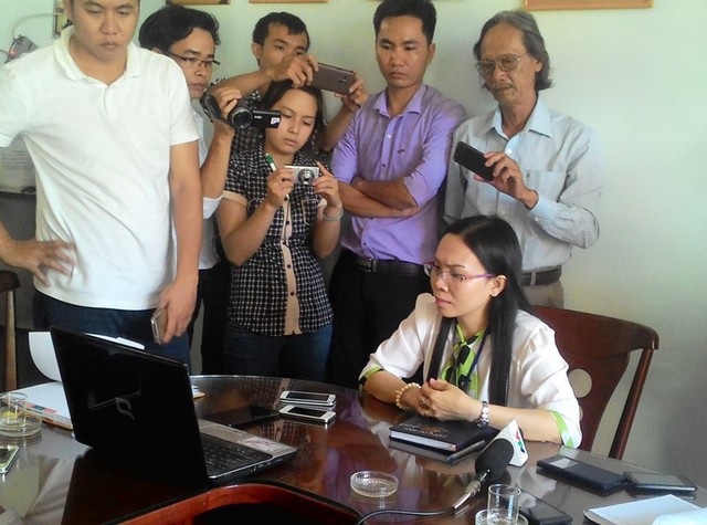 Bà Nguyễn Thị Kim Tiên, giám đốc Trung tâm, thừa nhận các bảo mẫu thiếu thành khẩn và nói rằng bản thân bà cũng rất bức xúc