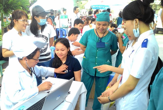 Đông đảo đoàn viên thanh niên địa phương và sinh viên y khoa thực tập tại BV Q. Thủ Đức cùng tham gia hoạt động hiến máu nhân đạo tự nguyện.