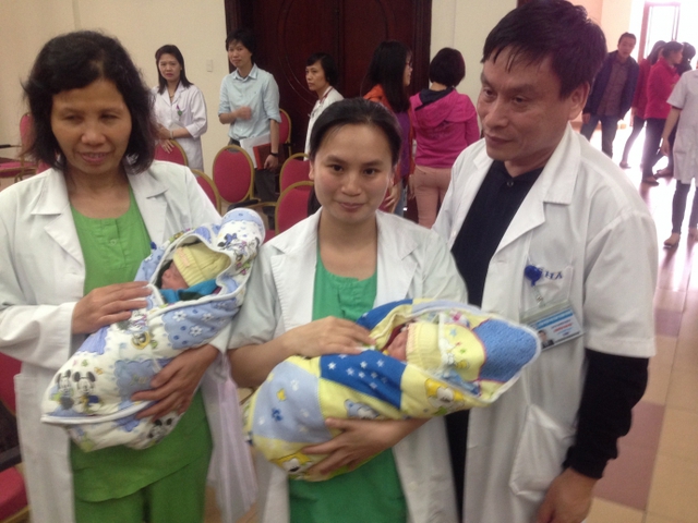 BSCKII Nguyễn Văn Hà - người trực tiếp đỡ cặp siêu tí hon trong ngày hai bé xuất viện (Ảnh: P.T)