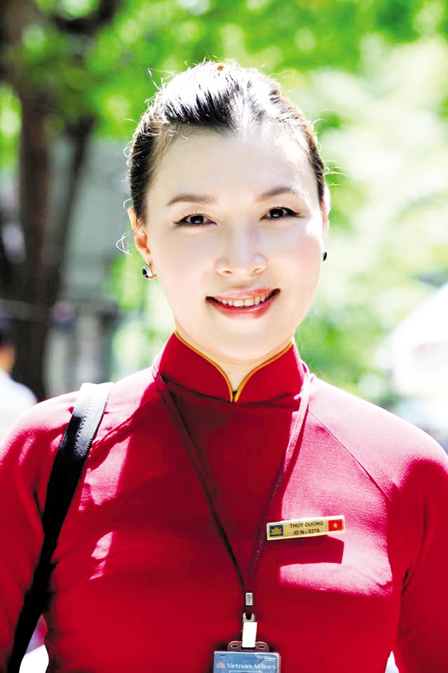Chị Trần Thùy Dương trong trang phục hiện tại của Vietnam Airlines (ảnh nhân vật cung cấp).