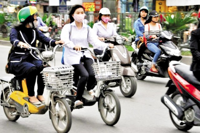 Xe đạp điện càng ngày càng trở thành phương tiện đi lại của học sinh.	ảnh: B.Hiệp