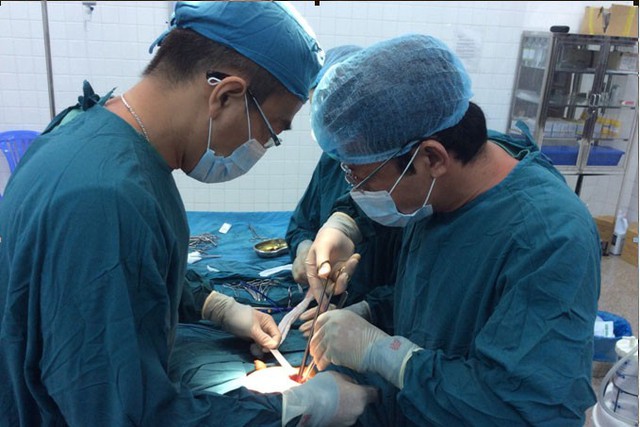 Các chuyên gia Bệnh viện Sản nhi Phú Yên và Bệnh viện Nhi Đồng 2 thực hiện phẫu thuật bệnh lý ống bẹn.