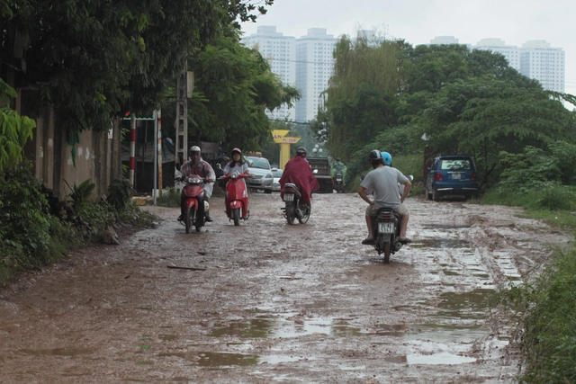 Đường bờ sông Kim Giang nhầy nhụa bùn sau mưa.	ảnh: P. Trần