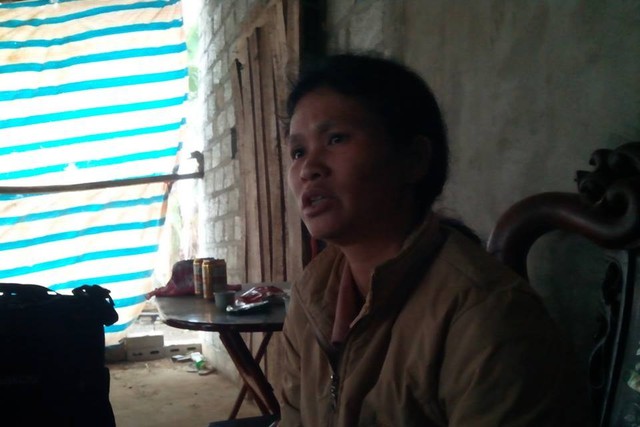 Chị Nguyễn Thị Thỏa - mẹ nạn nhân đang kể lại bi kịch gia đình. 	Ảnh: X.T