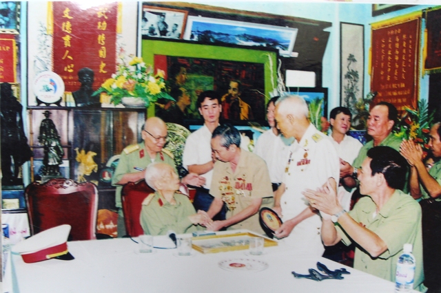 Hội Nghĩa tình đồng đội đến thăm và chúc thọ Đại tướng Võ Nguyên Giáp năm 2007. Ảnh: T.L