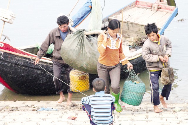 Gánh nặng mưu sinh càng nặng hơn khi giá xăng dầu tăng lên. 	Ảnh: H.P