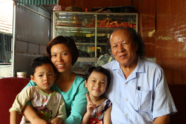 Ông Nguyễn Hữu Trọng sống hạnh phúc với người vợ trẻ và hai con. 	Ảnh: Lê Nhung