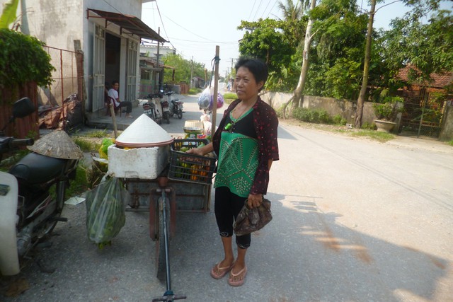Giờ đây bà Kha đã đi lại được khỏe mạnh và đẩy xe bán hoa quả khắp làng.  	Ảnh: P.B