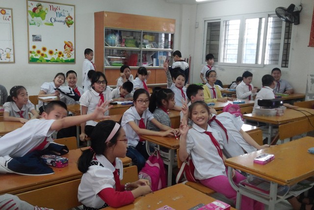 Các em học sinh lớp 5, Trường tiểu học  Trần Nhật Duật (quận Hoàn Kiếm) hào hứng với buổi học thực nghiệm. 	 Ảnh: H.Anh