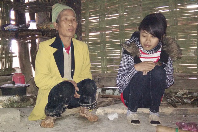 B&agrave; Thanh v&agrave; con d&acirc;u trong căn nh&agrave; kh&ocirc;ng c&oacute; c&aacute;i ghế để ngồi. 	Ảnh: P.B