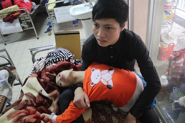Hình ảnh Phạm Văn Đức chăm em gái trong Bệnh viện Bạch Mai khiến nhiều người cảm động. 	Ảnh: T.G