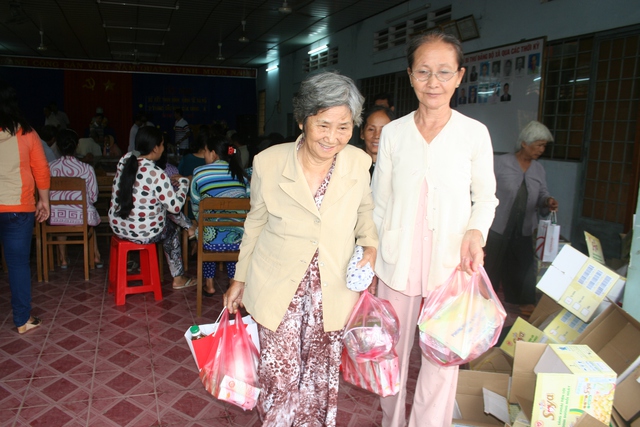 Niềm vui của bà con nghèo mắc bệnh về gan ở xã Tân Long (Đồng Tháp) khi nhận được Sâm thốt nốt hỗ trợ miễn phí trong suốt 3 tháng.