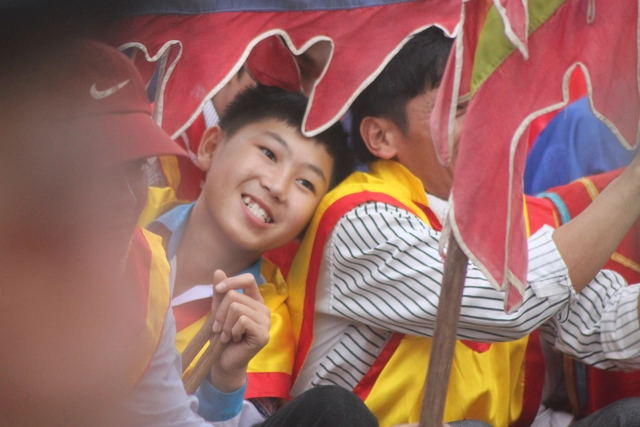 Thế hệ trẻ n&aacute;o nức trong lễ hội của l&agrave;ng những ng&agrave;y đầu xu&acirc;n.