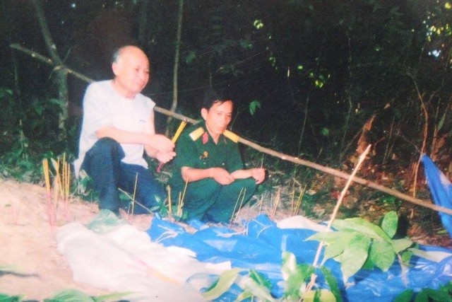 Ông Quyết (trái) bên di cốt đồng đội được cất bốc tháng 11/2011 tại cao điểm 201, xã Bình An, Kiên Lượng, Kiên Giang. 	Ảnh: TL