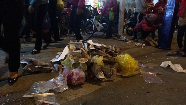 Mặc dù đã được nhắc nhở nhưng sau thời gian hành lễ, hàng đống rác được gom lại trước cửa chùa Phúc Khánh.