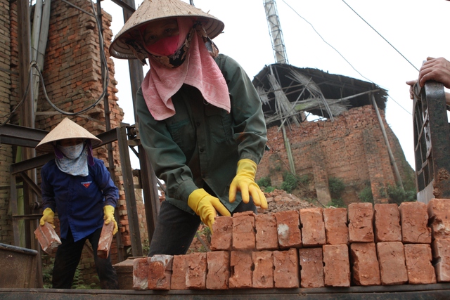 Những người thường xuyên lao động ngoài nắng nên chọn các loại quần áo có tác dụng thoát nhiệt.	 Ảnh:  Chí Cường