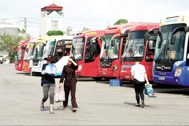 Bến xe Nước Ngầm (Hà Nội) vào mùa thi 2015 không có tình trạng đông đúc như mọi năm (ảnh chụp chiều 23/6). 	Ảnh:  Chí Cường