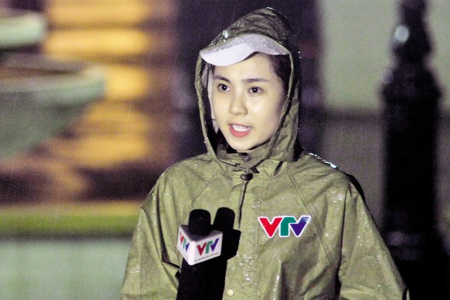 Với vai trò Biên tập viên thời tiết, không ít lần Mai Ngọc phải dầm mình dưới mưa để ghi hình (ảnh nhân vật cung cấp).