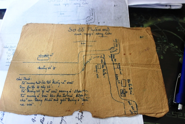 Hơn 60 năm tờ giấy báo tử và tấm bản đồ ghi chú mộ phần, vẽ bằng tay ngả màu vàng úa vẫn đang được  gia đình ông Kình giữ gìn vô cùng cẩn thận