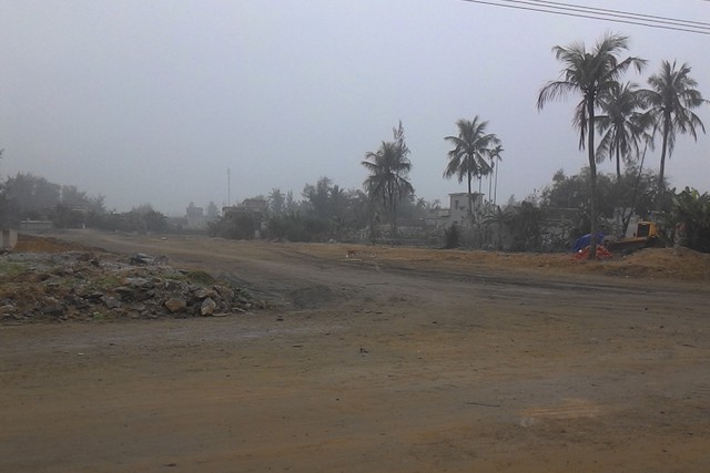 Con đường đất tại khu tái định cư thôn Thanh Xuân, xã Hoằng Hải.	Ảnh: NH