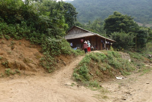 Các hộ dân tại huyện Mường Lát làm nhà sinh sống bên cạnh các sườn núi nguy cơ xảy ra lở đất rất cao khi mùa mưa bão về.	 Ảnh: N.Hưng