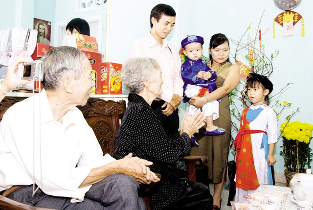 Người Việt thường rất quan tâm đến tuổi người xông đất vì cho rằng sẽ ảnh hưởng đến vận khí của gia đình trong năm mới. 	Ảnh: T.L